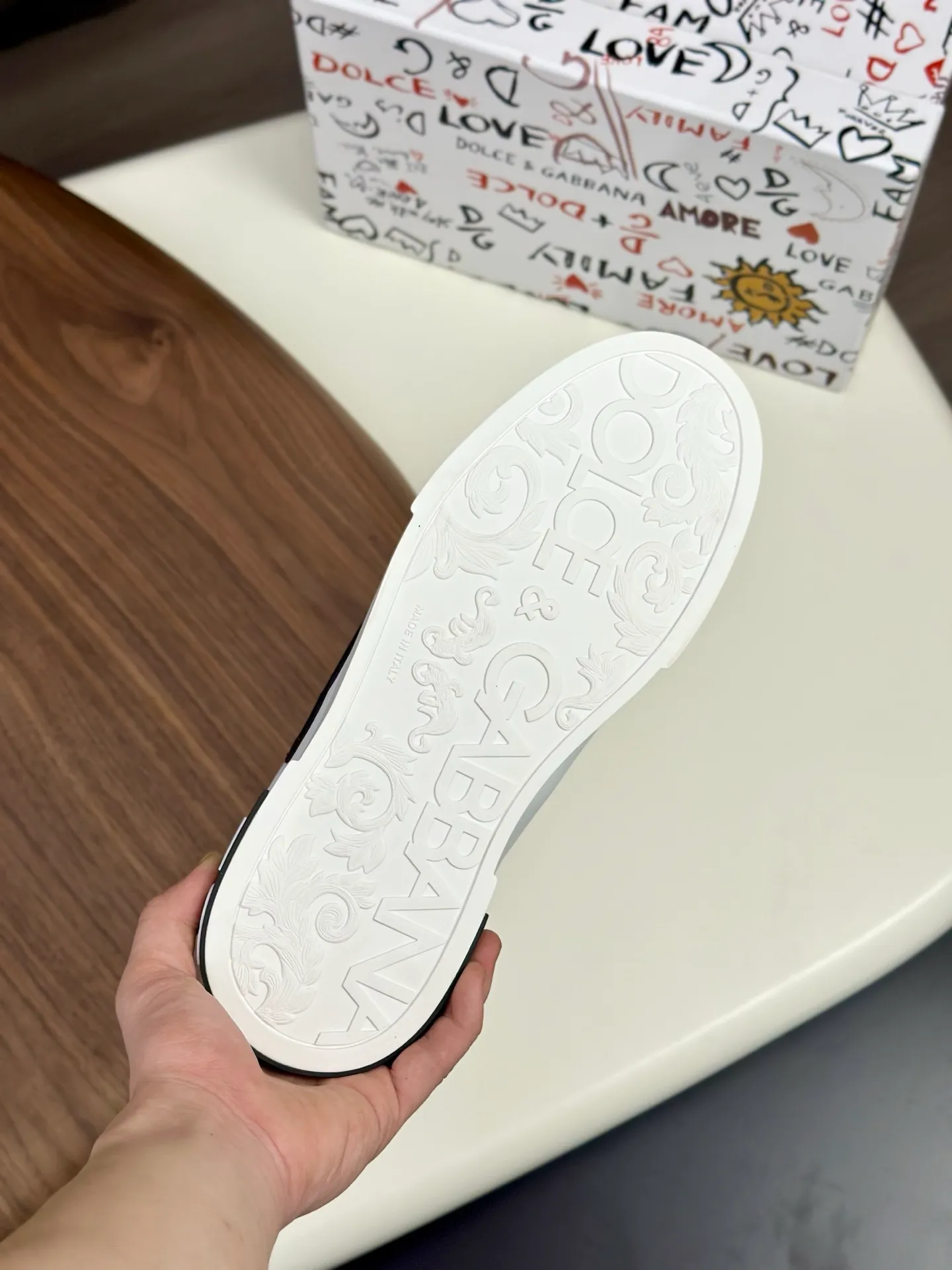 New product 💰800 DG Dolce & Gabbana men's shoes 💰ortofino calfskin sneakers ♞size; 39~44 (customized 38.45.46) Iconic men's shoes 💰ortofino series of sneakers, classic and timeless style, now presented with fashionable details. The calfskin engraved DG logo is a subtle finishing touch. Men's shoes💰ortofino calfskin sneakers: